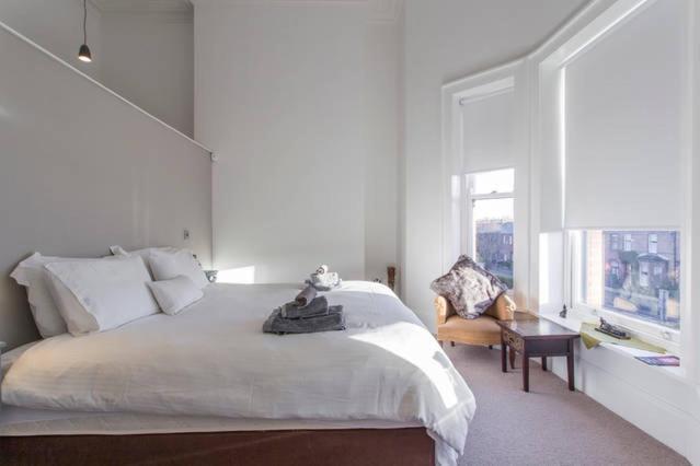 Luxurious Bedroom In A Family Home Harold'S Cross Dublin Eksteriør billede