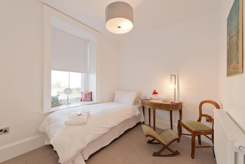 Luxurious Bedroom In A Family Home Harold'S Cross Dublin Eksteriør billede